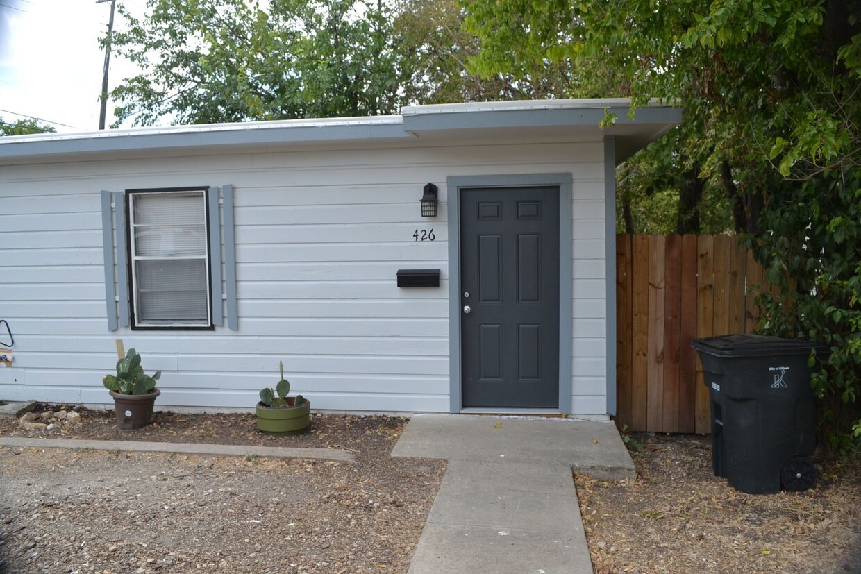 Foto principal - **NEWLY REMODELED DUPLEX 1 BD/ 1BTH** CALL...