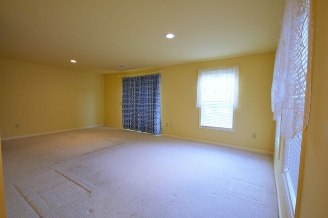 Building Photo - End-Unit Townhome in Homecoming Ridge with...