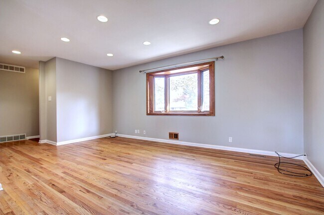 Building Photo - Conveniant Virginia Village location in De...