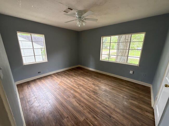 Building Photo - 734 Lindsey Dr