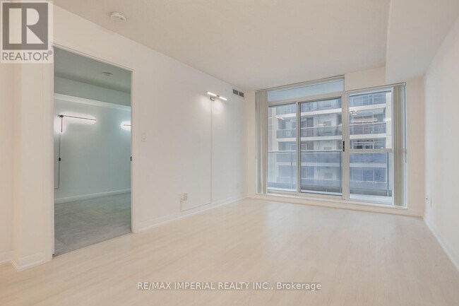 Photo du bâtiment - 5793-5793 Yonge St