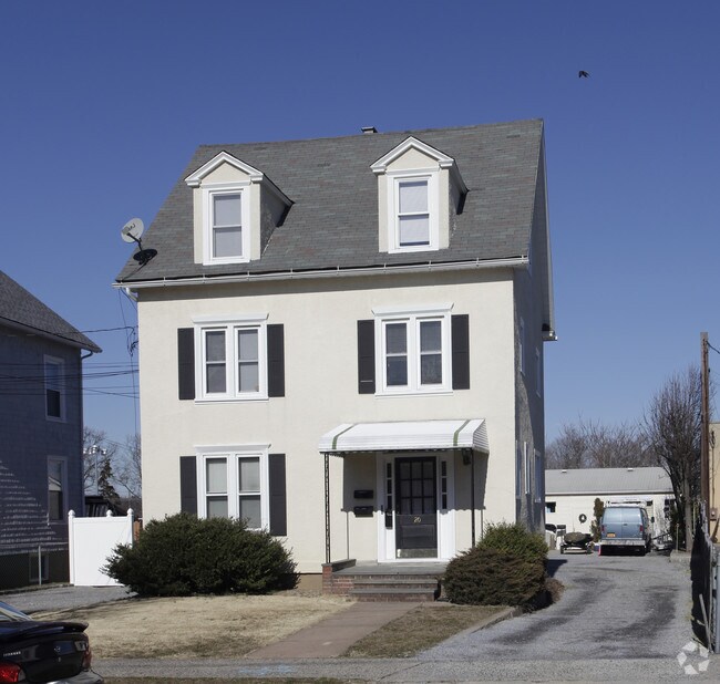 20 Hamilton Ave Oyster Bay Ny 11771 Apartments Home New York Oyster Bay 20 Hamilton Ave Primary Photo