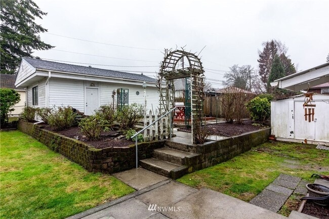 Building Photo - 402 S 58th St