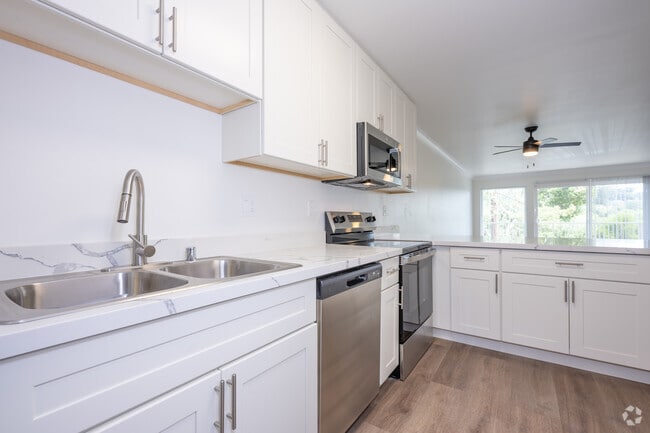 2BR, 1BA - 945SF - Kitchen - Aqua Vista