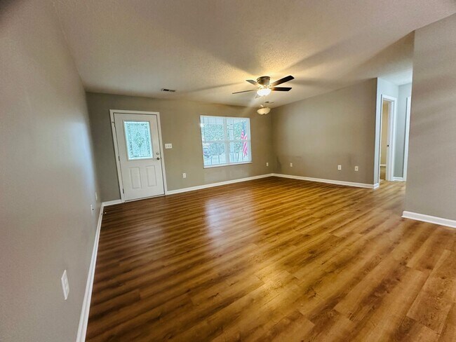 Building Photo - 3 bedroom, 2 bath w/ 2-car garage convenient to Sevier, Knox & Jefferson Counties - available now