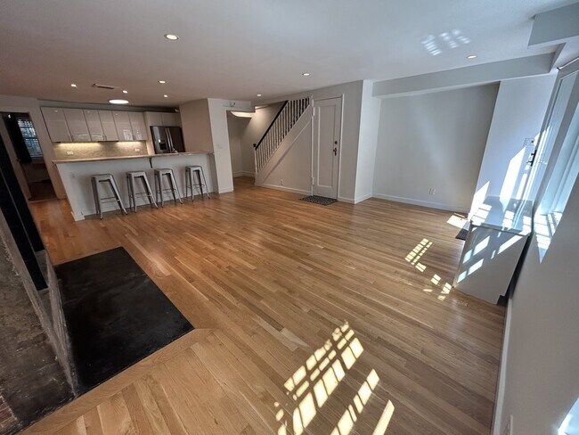 Foto del edificio - West 20th St 3 BD 2BA  Duplex-  11Ft Ceili...