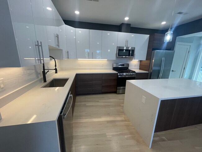 Building Photo - 9 University Rd