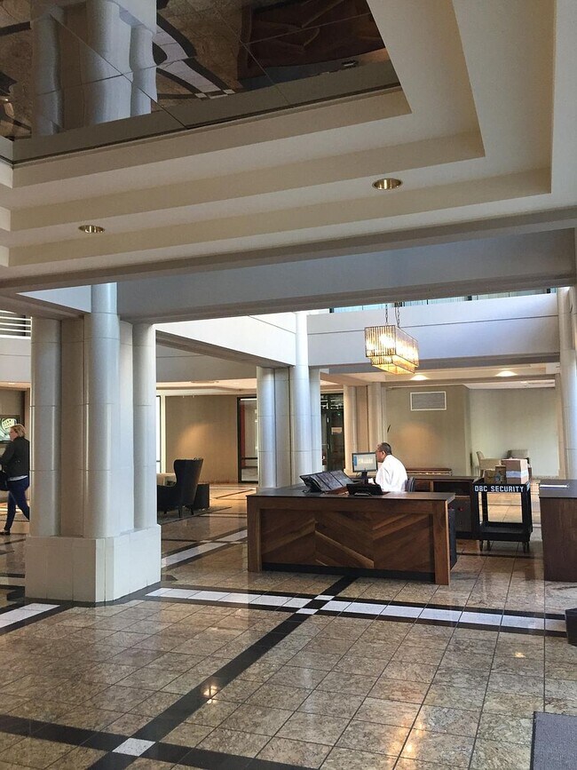 24/7 security & Concierge - 1 Daniel Burnham Ct