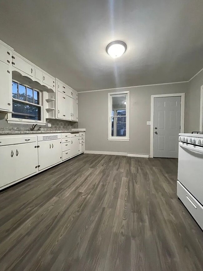 Building Photo - Charming 5 Bedroom Home for Rent!