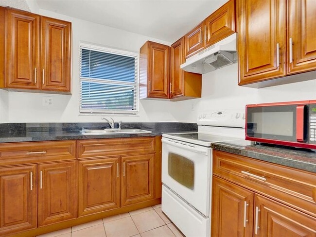 Building Photo - 6001 Shakerwood Cir