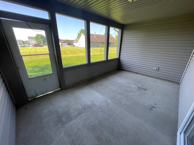 Building Photo - Large 2 Bedroom Condo