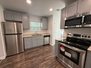 Building Photo - 317 S Xanthus Ave