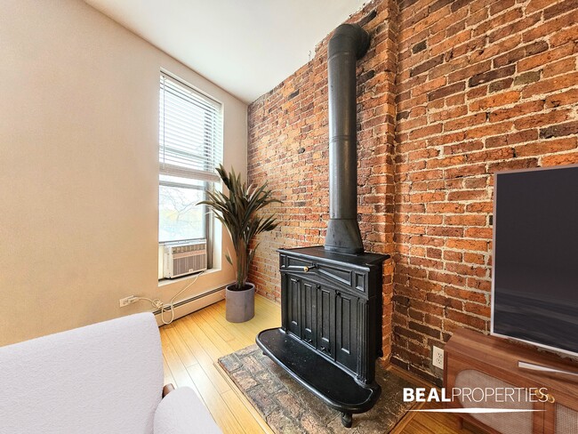 Building Photo - 2214 N Clark St