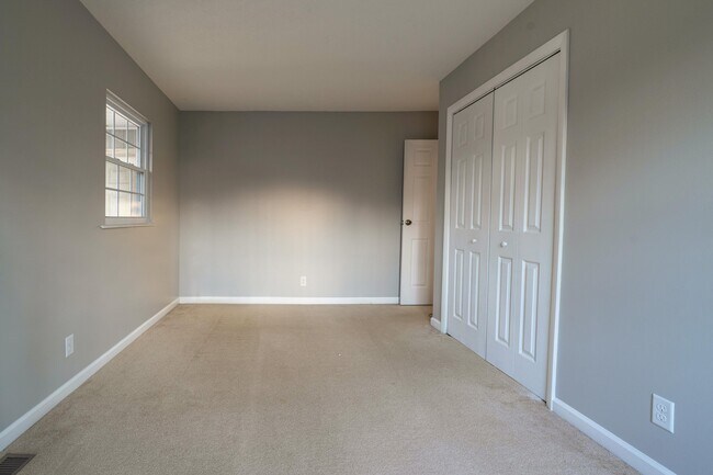 Building Photo - 281 Vicksburg Ln