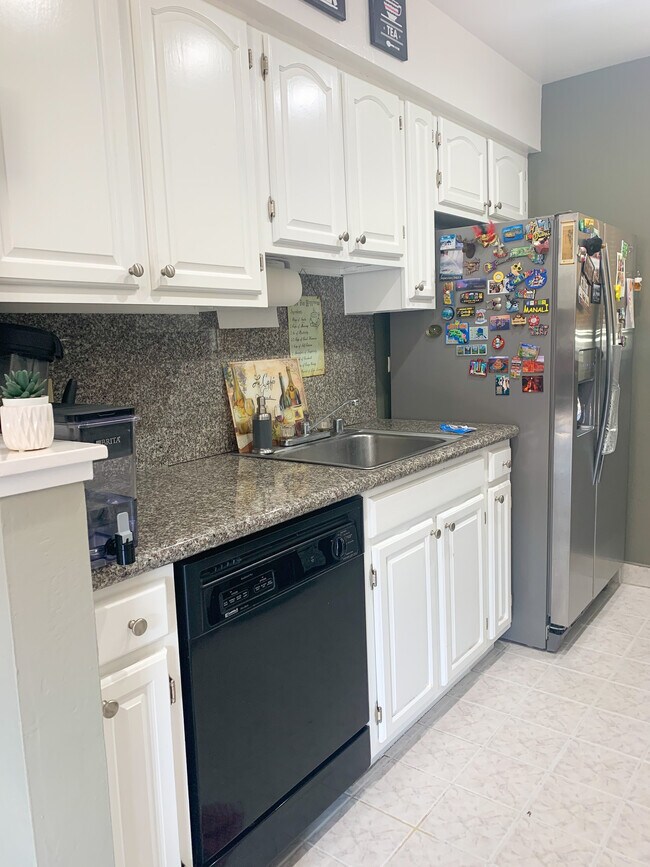 Foto del edificio - 8216 Admiralty Ln