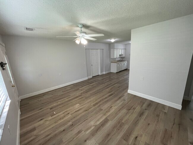 Sala de estar/comedor - 2111 Bonneville Dr