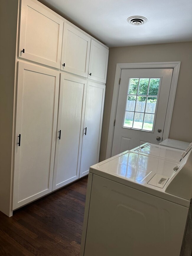 Building Photo - $2,200 / 2 br / 2 ba / 864 sqft