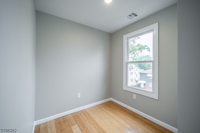 Building Photo - 262 Wainwright St