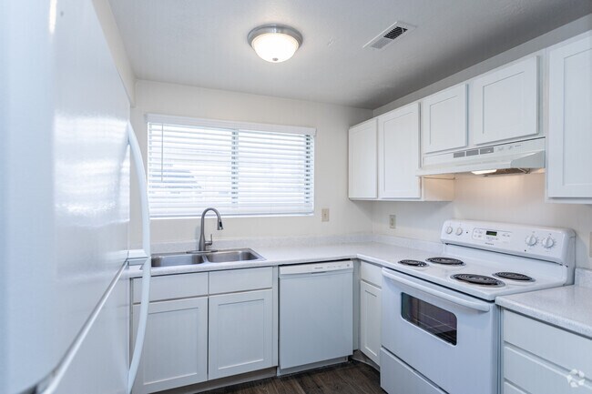 2BR, 2BA - 1,000SF - Kitchen - Arcadia Green Apartments
