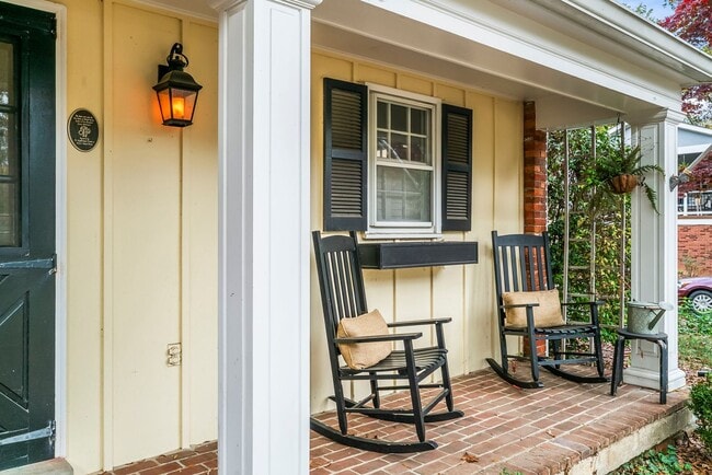 Foto del edificio - Updated Colonial Home in Westgage Neighbor...