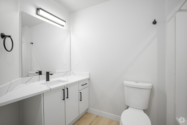 4 habitaciones - 2,5 baños - Baño - 3408-3412 Northwest, 3 Beds, 2.5 Bath & 4 Beds, 2.5 Bath Units Available!