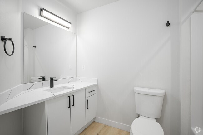 4 habitaciones - 2,5 baños - Baño - 3408-3412 Northwest Ave