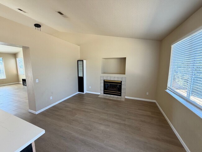 Foto del edificio - 5431 Lakespring Dr