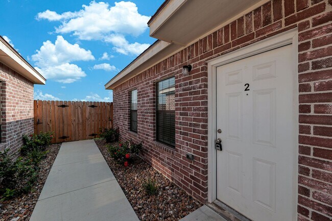 Building Photo - WATER INCLUDED! SPACIOUS! CONTEMPORARY!