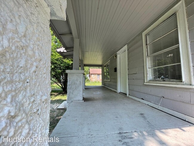 Building Photo - 3 br, 1 bath House - 1401 W. Short 17th St