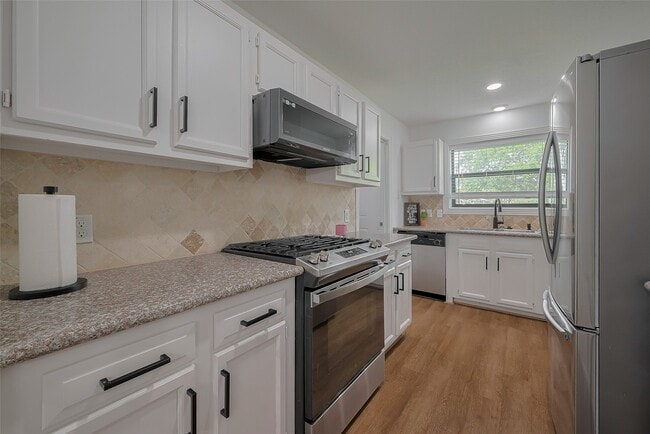 Building Photo - 8057 Ridgeview Dr