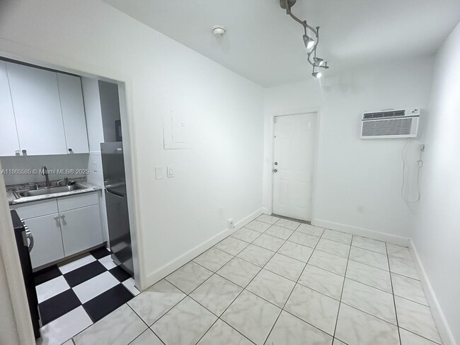 Foto del edificio - 8200 Harding Ave