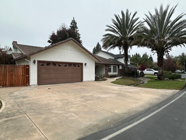 Foto del edificio - Spacious NW 2 story home locate in The Lakes available soon!