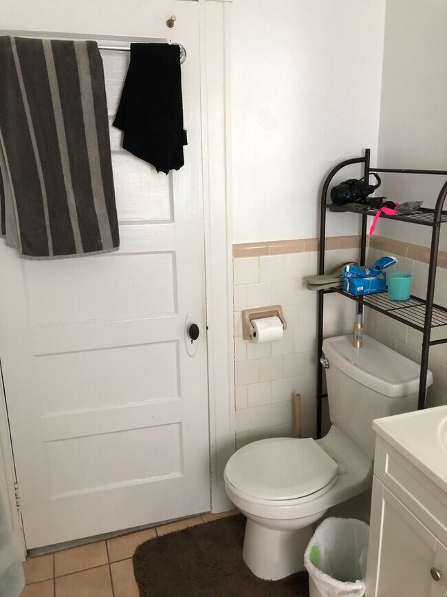 Building Photo - Central Heat/AC, In-Unit Washer/Dryer, Por...
