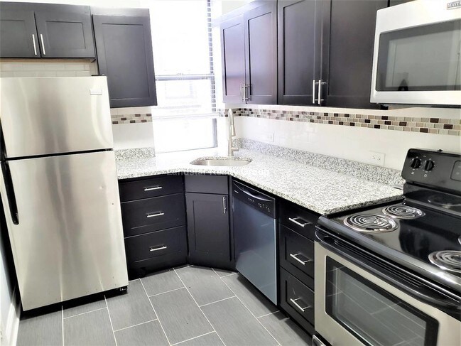 Building Photo - 3633 W Dickens Ave