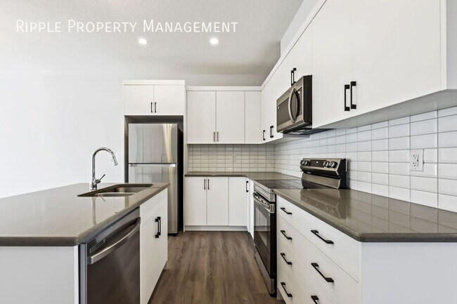 Photo du bâtiment - FANTASTIC 4 BEDS/ 2.5 BATHS HOUSE WITH BASEMENT!