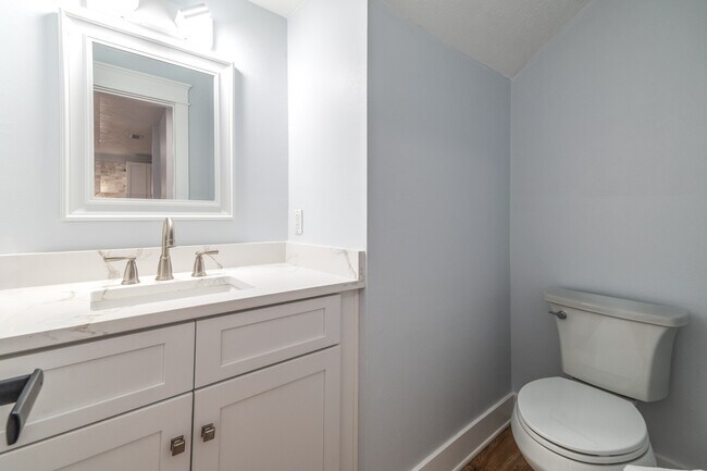 Building Photo - 3939 Knollcrest Dr