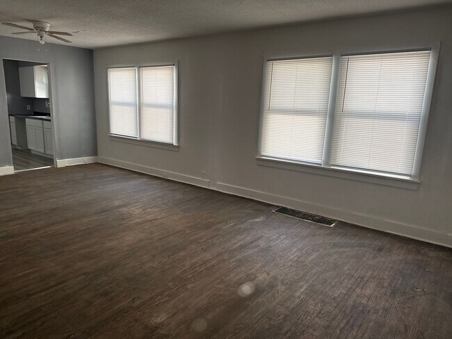 Foto del edificio - Coming soon!!!!      4 bedroom 2 bath with...