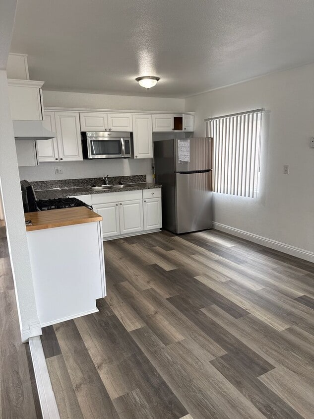 Foto principal - 4077 Oakcrest Dr