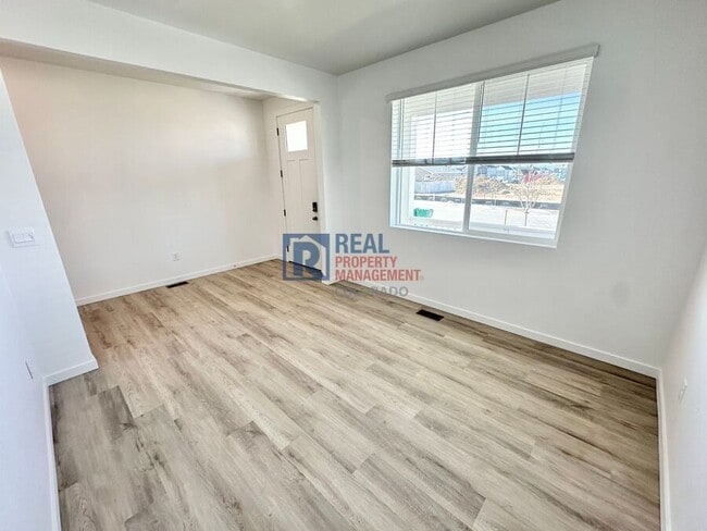 Building Photo - 778 N Clubview St