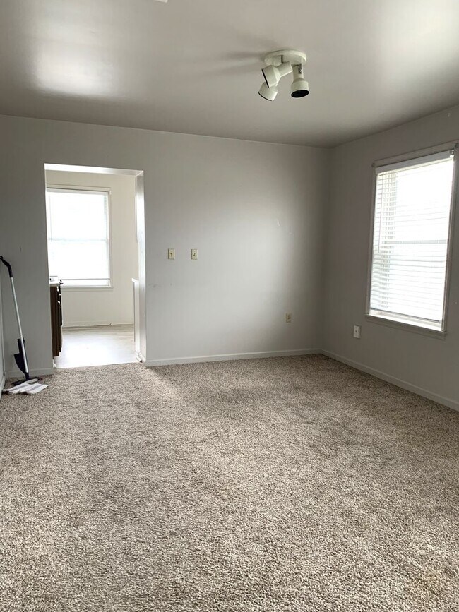 Building Photo - 1460 Lincoln Way E