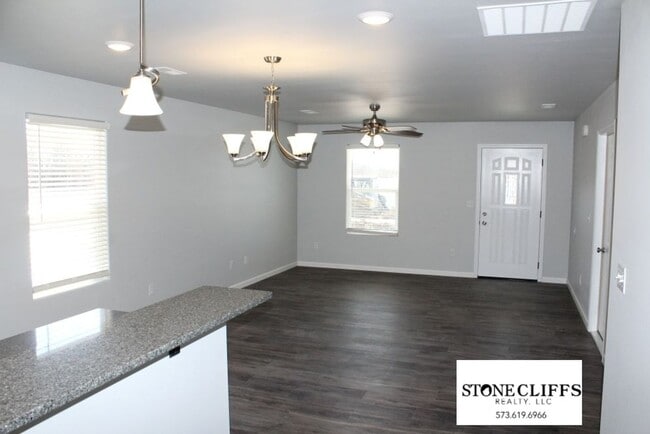 Building Photo - Luxurious 1 bed, 1 bath Duplex