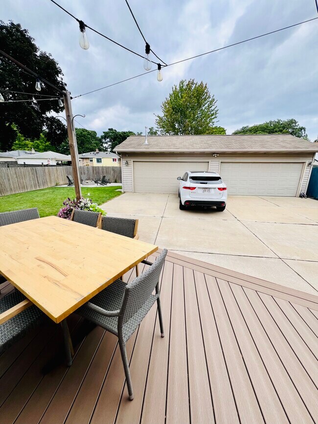 Garage (2 cars) - 646 E Price Ave