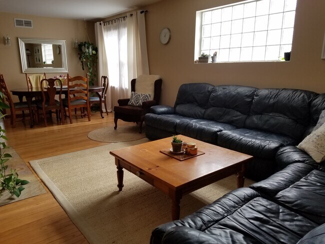 Sala de estar - 121 Grove Ave