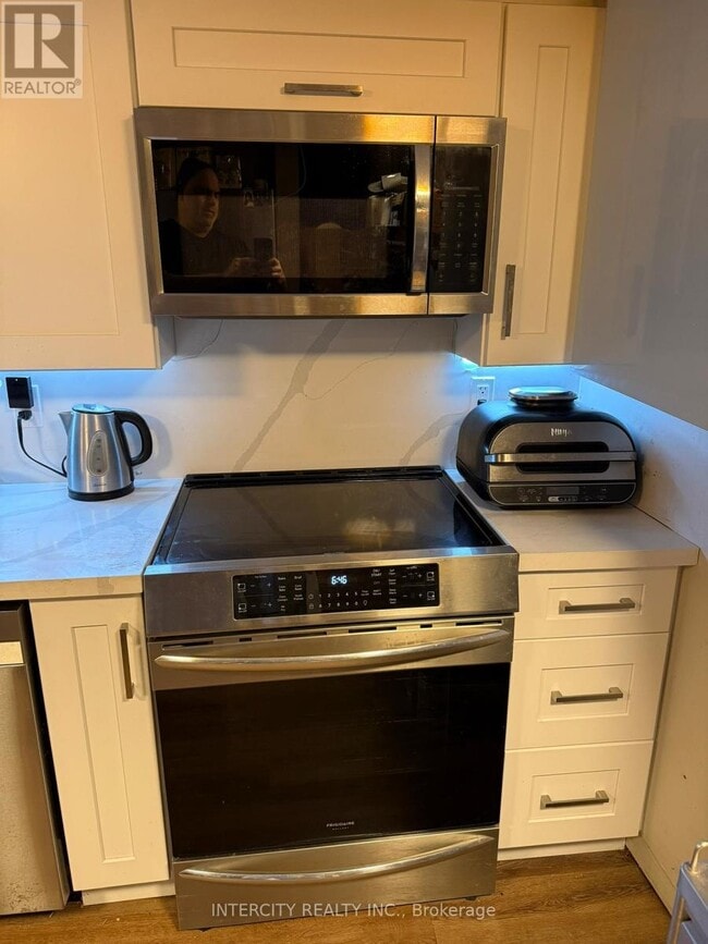 Building Photo - 222 Combe Ave