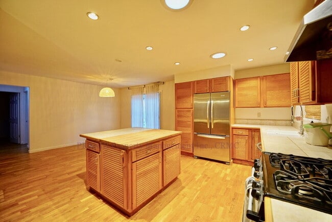 Building Photo - 104 Lobo Vista