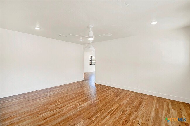 Building Photo - 510 Parkview Blvd