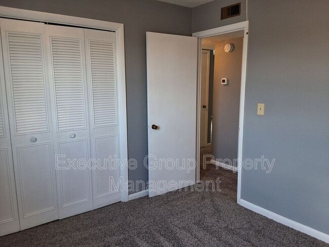 Building Photo - 253 University Dr