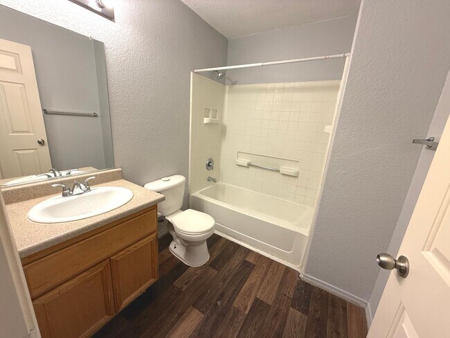 Building Photo - SPACIOUS 2BED/2BATH CONDO IN GATED COMMUNITY