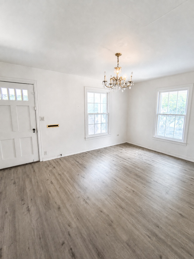Building Photo - HUGE, 4 bedroom 3 bath home plus bonus room! NEW FLOORS, Available NOW!