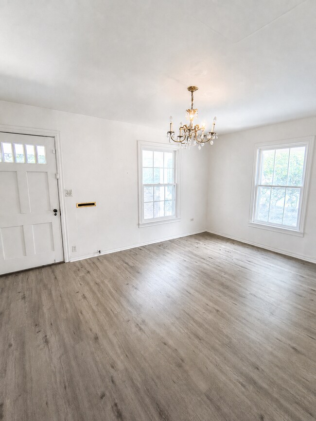 Foto del edificio - HUGE, 4 bedroom 3 bath home plus bonus room! NEW FLOORS, Available NOW!
